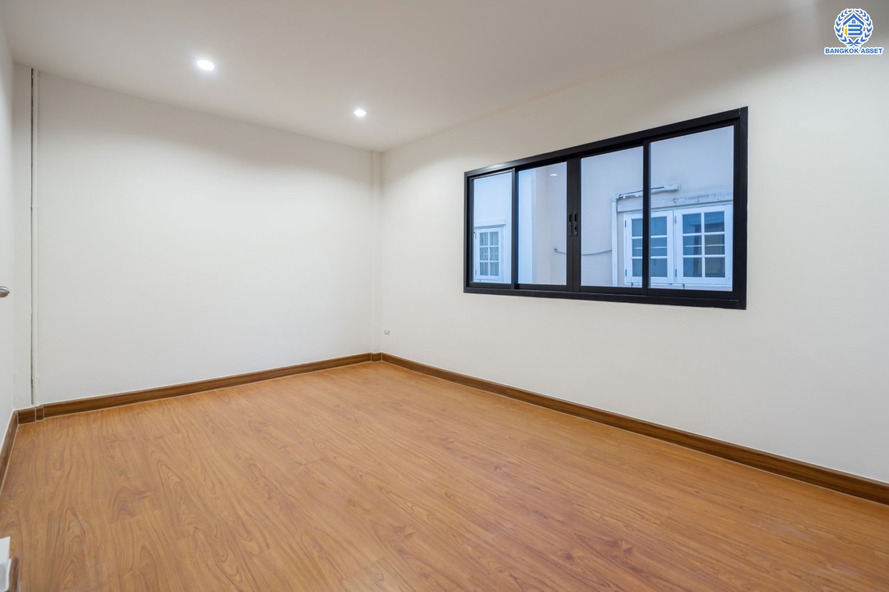 ทาวน์เฮ้าส์มือสองนนทบุรี ม.สรานนท์ ติวานนท์-ปากเกร็ด ทาวน์เฮ้าส์ 3ชั้นครึ่ง หลังมุม เนื้อที่ 26 ตร.ว. ฟังก์ชัน 4 ห้องนอน 3 ห้องน้ำ จอดรถได้ 1 คัน พร้อม Living Room กว้างขวาง บนทำเลติดถนนติวานนท์ ใกล้เซ็นทรัลแจ้งวัฒนะ รถไฟฟ้าสายสีชมพู "สถานีปากเกร็ด" และทางด่วน "ศรีรัช"...